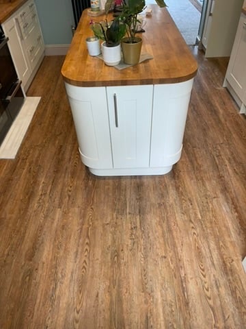 Aged oak LVT island floor