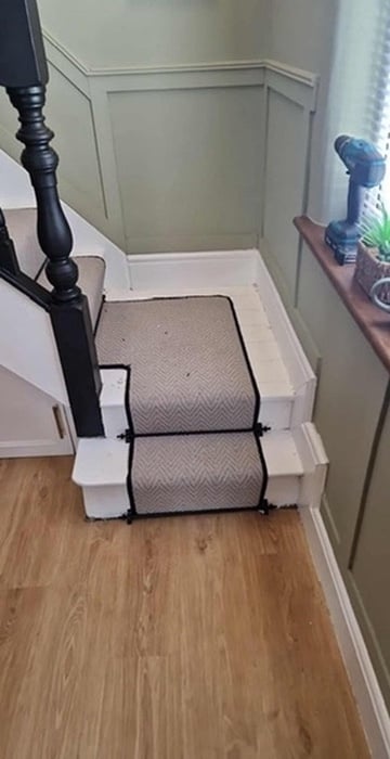 Bottom step runner detail