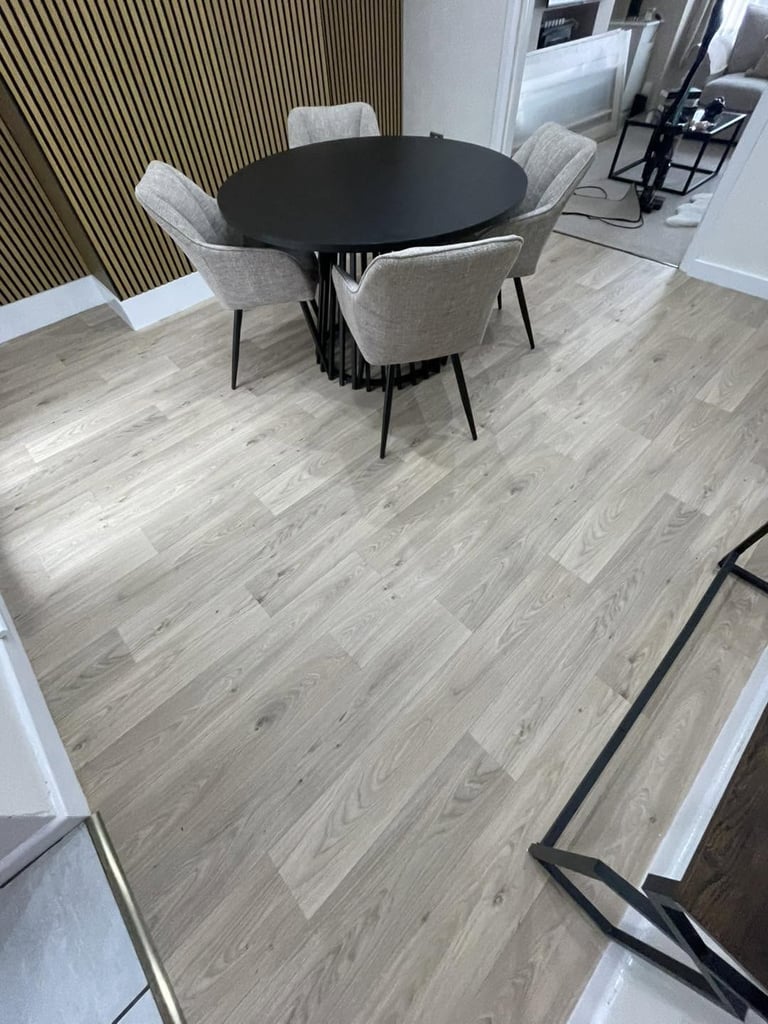 Pale oak dining room laminate