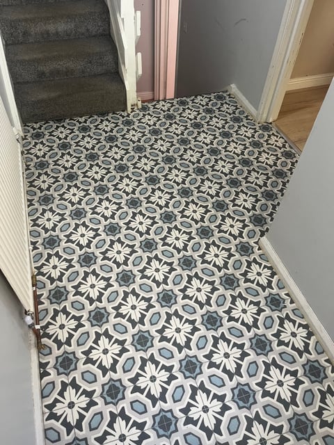 Patterned tile vinyl